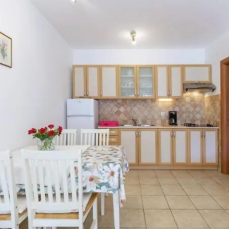 Awesome In With Kitchen Holiday home Vodnjan
